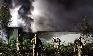 Die Einsatzkräfte der Paderborner Feuerwehr rücken auf das brennende Gebäude vor. - Feuerwehr Paderborn
