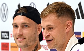 David Raum (l) und Joshua Kimmich haben Respekt vor den Spaniern. - Federico Gambarini/dpa