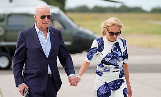 Joe Biden und seine Ehefrau Jill - die First Lady hat in den vergangenen Tagen demonstrativ ihre Unterstützung für den US-Präsidenten gezeigt. - Evan Vucci/AP/dpa
