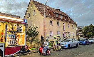 In einer Elsener Dachgeschosswohnung brannte Essen auf dem Herd. Die Paderborner Feuerwehr rückte mit mit mehreren Einheiten aus. - Ralph Meyer