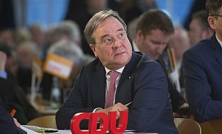 Armin Laschet blickt ein wenig fragend in die Runde, denn als Nächstes muss die Kanzlerkandidatenfrage innerhalb der Union geklärt werden. - Verwendung weltweit