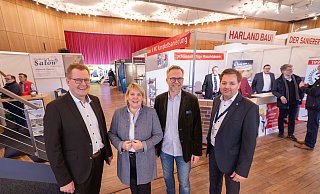 Die Immobilien-Messe in der Stadthalle und Stadtsporthalle Lübbecke ist als Immo-Forum eine bekannte Marke geworden, hier mit Thomas Holle (l.) und Peter Schmüser (r.) von Lübbecke Marketing, Martina Hannen von der Kreishandwerkerschaft und Christian Joseph von der Handmade Interactive Werbegesellschaft. - Oliver Krato