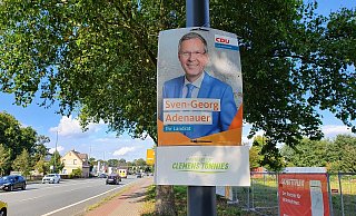 Wirbel um Wahlplakate: Unter anderem an der Berliner Straße hatte der Kreisverband der Jusos das Plakat von Sven-Georg Adenauer mit einem Tönnies-Zusatz versehen. - Irja Most