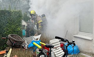 Durch die starke Hitze und den dichten Rauch kann die Feuerwehr zunächst nur von außen löschen. - Ralph Meyer