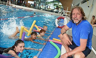 Arme lang, Bein lang, und strampeln, was das Zeig hält: Wenn Ivan Cholakov (50) beim Seepferdchen-Kurs im Ishara am Beckenrand steht und Ansagen macht, lässt er keinen Zweifel: So wird's gemacht. Nicht nur Schwimmen bringt er den Kindern bei. - Barbara Franke