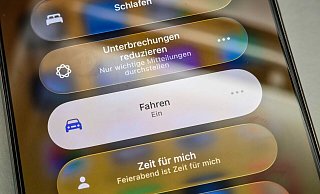 Damit das Smartphone-Ping nicht ablenkt: Der Fahrfokus schaltet Mitteilungen stumm, bis man wieder aussteigt. - Till Simon Nagel/dpa-tmn