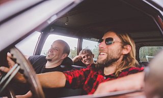 Rockig geht es auf der Bühne im Life House mit der Band "Alien Fox" zu. - Alien Fox