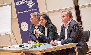 Der designierte Geschäftsführer der Kultur gGmbH Christian Kötter-Lixfeld (l.) und Bürgermeister Tim Kähler mussten nach dem Stopp beim OWL-Forum viele Fragen beantworten. - Ralf Bittner