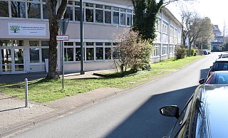 Im Bereich der Grundschule Riemeke-Theodor in Paderborn soll Schluss sein mit Elterntaxis. Dafür wird die Stresemannstraße nun zu einer Schulstraße. (Archivbild) - Holger Kosbab