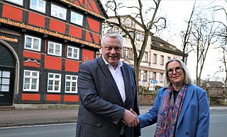 Bürgermeister Daniel Hartmann begrüßt Julia Gogrewe als neue Baudezernentin der Stadt Höxter. - Simone Flörke