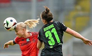 Intensive Duelle stehen an, wenn die Münchnerinnen um Pernille Harder (l) auf Marina Hegering und den VfL Wolfsburg treffen. - Robert Michael/dpa