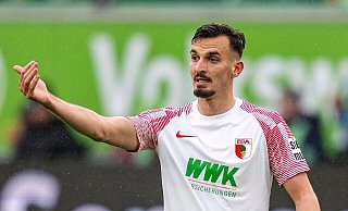 Mergim Berisha fehlt dem FC Augsburg wochenlang. - David Inderlied/dpa