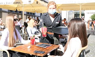 Bedienung Nele Striewe-Kertscher in der Bar Celona, die bei sonnigen Wetter bestens gefüllt ist. Für die Außengastronomie fällt künftig die Testpflicht weg. - Holger Kosbab