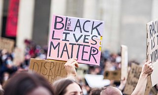 "Black Lives Matter" - "Schwarze Leben zählen": Weltweit demonstrieren Menschen gegen Rassismus und Polizeigewalt auch im Kreis Gütersloh. - picture alliance / ZUMAPRESS.com