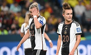 Die Nationalspielerinnen Alexandra Popp (l) und Lina Magull haben in einer Film-Dokumentation die Bedingungen im deutschen Team bei der WM in Australien kritisiert. - Sebastian Christoph Gollnow/dpa