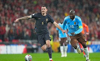 Lewis Dunk (l) aus England im Laufduelle mit dem Belgier Romelu Lukaku. - Kirsty Wigglesworth/AP/dpa