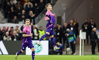 Maximilian Mittelstädt (r) feierte seinen Treffer zur neuen Torhymne. - Christian Charisius/dpa