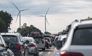 Politiker Streit: Sollen neben E-Autos in der EU ab 2035 auch noch neue Verbrenner zugelassen werden? (Archivbild) - Daniel Vogl/dpa