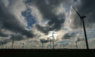 Windräder drehen sich in einem Windfeld am Hauke-Haien-Koog an einem Deich der Nordseeküste. - Foto: Axel Heimken/dpa
