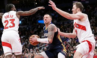 Daniel Theis (M) steht wieder im Kader der deutschen Nationalmannschaft. - Nathan Denette/The Canadian Press via AP/dpa