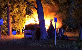 Das Wohnmobil des bekannten Dauercampers an der Zufahrt zu Kanzlers Weide brannte in der Nacht zu Dienstag lichterloh. - Feuerwehr Minden