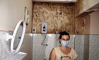 Für gerade einmal zwei Dollar die Nacht logierte Lara Haasper in Vietnam in diesem Hotelzimmer. Vor allem im Badezimmer beherrschte Schimmel die Wände. Dort war der Aufenthalt mit Mundschutz empfehlenswert. - FOTOS: PRIVAT