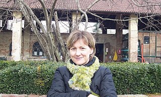 Anke Müller auf einer Bank in ihrer italienischen Heimat.