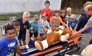 Liebevoll: Die Kinder bargen Freddy und seine plüschige Begleiterin und verbanden alle Wunden. - Thomas Kube