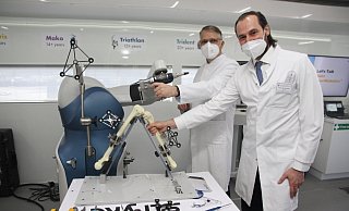 Die beiden Chefärzte Marco Ezechieli (Salzkotten, r.) und Lutz Mahlke (St.Vincenz) demonstrierten unter Einsatz des neuen Roboters „Marko-Technologie" eine Knie-OP.  - Johannes Büttner