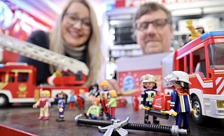 Freuen sich über den Startschuss der Eggelöschis: Kinderfeuerwehrwart Sebastian Klösener (r.) und Kinderfeuerwehrwartin Claudia Dommes. - Feuerwehr Altenbeken