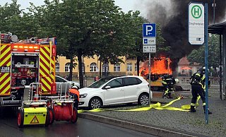 Nach dem Knall stand der Imbisswagen im Nu in vollen Flammen. Die Feuerwehr konnte den Wagen für japanische Crepes nicht mehr retten. - Roland Siekmann