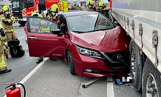 Der Nissan steckt nach dem Unfall unter dem Sattelzug fest. - Ralph Meyer