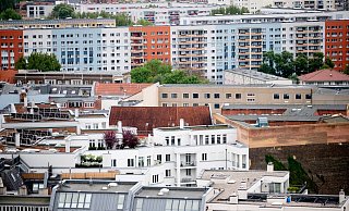 Blick auf Wohnhäuser in Berlin. - Foto: Christoph Soeder/dpa