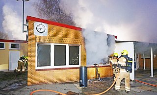 Einsatzkräfte bekämpfen das Feuer im Bereich des Eingangsgebäudes des Paderborner Waldbades. - Ralph Meyer