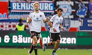 Tim Handwerker (l) feiert seinen Treffer zum 1:0 für Nürnberg. - Axel Heimken/dpa