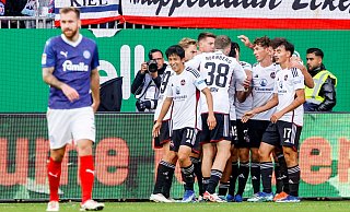 Nürnbergs Spieler feiern den Treffer zum 2:0 beim Sieg in Kiel. - Axel Heimken/dpa