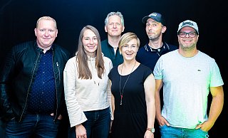 Heiko Wolf, Mona Waldminghaus, Steffen Schlette, Insa Vogel, Siggi Kunze und Pierre Bandeira Ribeiro sind "RCDC" und wollen die Besucher des Rehmer Marktes mit ihrer Musik begeistern. - Manfred Heitling