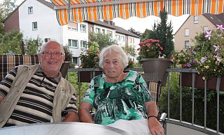 Lieblingsort: Bei einem seiner Besuche entspannen Klaus Bokermann und Klara Jaecks auf dem Balkon, wo die 83-Jährige gerne ihre Zeit verbringt. - Judith Gladow