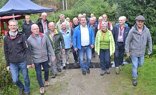 Dankeschön an Wanderwarte: Albert Hüser vom lippischen Heimatbund (8.v.l.), Landrat Axel Lehmann (blaue Jacke Mitte) und Bürgermeister Dirk Becker (6.v.l.) bedankten sich mit einem Nachmittag im Archäologischen Freilichtmuseum bei Klaus Biere (5.v.l.) und den vielen ehrenamtlichen Wanderwarten. - Sibylle Kemna