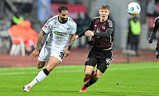 SCP-Stürmer Adriano Grimaldi (l.) im Duell gegen den 16 Jahre jüngeren Nürnberger Innenverteidiger Finn Jeltsch. - Imago Images/Sportfoto Zink