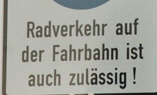 Die Stadt prüft, ob sie mit diesen Schildern die Pflicht zur Benutzung des Radwegs entlang der Elverdisser Straße für die Autofahrer sichtbar aufhebt. - nw