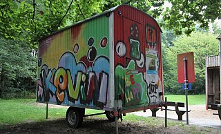 Das Spielplatzmobil ist ein auffälliger Bauwagen im bunten Graffiti-Look. - Amir Khalifa