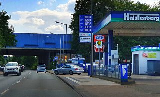 Auf der Klinkstraße in Bünde gibt es zu viel Blau. Deshalb fallen den Autofahrern nicht die Poller am Zebrastreifen aus, sagt Straßen NRW. - Gerald Dunkel