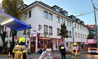 In einem Wohnhaus an der Heiersstraße hatten Bewohner Brandrauch bemerkt und die Feuerwehr alarmiert. - Ralph Meyer