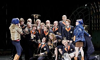 Die "Grimley Collerie" Brass Band feiert sich. Willi Budde (l.) hat sie für "Brassed off" geschaffen. - FOTO: PHILIPP OTTENDÖRFER