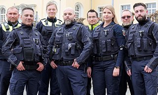 Dennis Kaiser (City Wache, von links), Mahmoud Hoveizavi (Kommunaler Ordnungsdienst), Daniela Braun (City Wache), Dominik Schröder (Kommunaler Ordnungsdienst), Stefan Wolff (City Wache), Katharina Paulus-Schwark (KommunalerOrdnungsdienst), Marc Echternkamp (City Wache) und Resul Duran (Kommunaler Ordnungsdienst) sind täglich für die Bürger in Herford im Einsatz - Stadt Herford