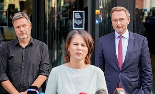 Robert Habeck (l) kritisierte die Andeutungen von Christian Lindner (r) als «nicht hilfreich». - Foto: Kay Nietfeld/dpa