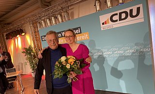 Wahl mit Rekordergebnis: Versammlungsleiter Andreas Rüther gratuliert der frisch gekürten OB-Kandidatin Christiana Bauer. - Michael Schläger