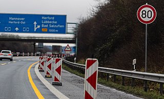 Diese gelben Markierungen und Baken sind Geschichte: Auf der A2 in Fahrtrichtung Dortmund sind schon wieder alle Spuren frei, das Tempolimit gilt allerdings noch. - picture alliance / Rainer Keuenhof Diese gelben Markierungen und Baken sind Geschichte: Auf der A2 in Fahrtrichtung Dortmund sind schon wieder alle Spuren frei, das Tempolimit gilt allerdings noch. - picture alliance / Rainer Keuenhof