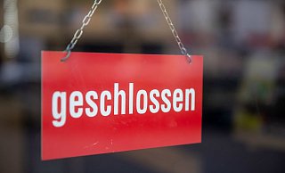 Viele Unternehmen sind gegen Betriebsschließungen im Seuchenfall versichert. Mitunter verweigern Versicherer jedoch Entschädigungen, wenn Firmen aufgrund von Covid-19-Fällen schließen müssen. - picture alliance